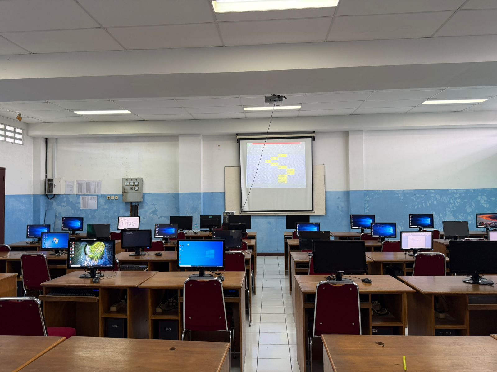 Lab Komputer Modern SMP Harapan 3 Medan